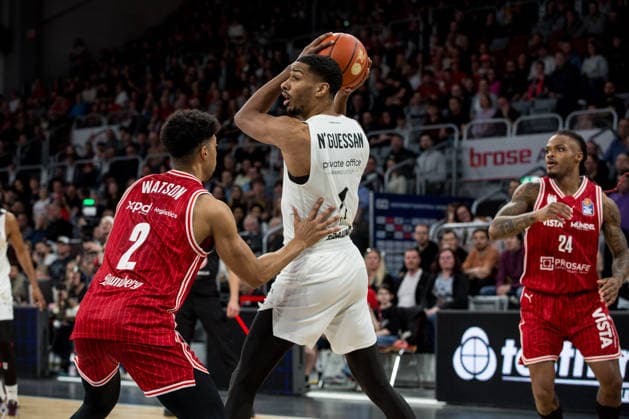 Bamberg, Deutschland 06. März 2026: 1. BBL - 2025 2026 - BMA365 Bamberg Baskets gegen Basketball Löwen Braunschweig Im Bild: Ibi Watson (Bamberg) gegen David NGuessan (Braunschweig) Brose Arena Bayern Copyright: xFotostandx xSchmittx