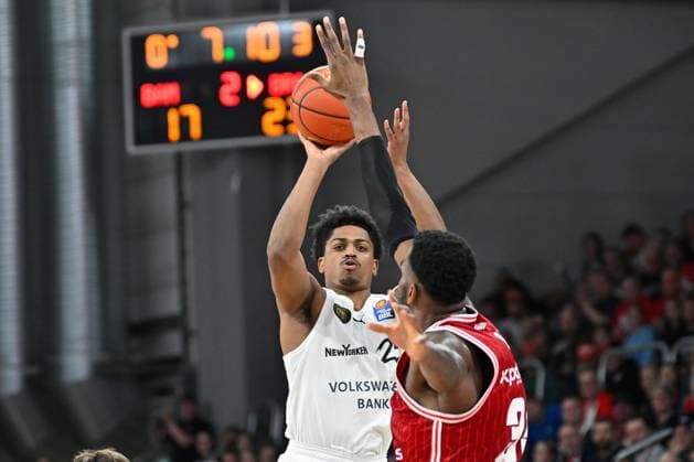 BAMBERG 06 03 2026 Basketball easycredit 1 Basketball Bundesliga 22 Matchday Bamberg Baskets vs Basketball Lions Braunschweig Grant Sherfield 25, Basketball Lions Braunschweig vs Ejofor Onu 35, Bamberg Baskets Bamberg Baskets vs Basketball Lions Braunschweig
