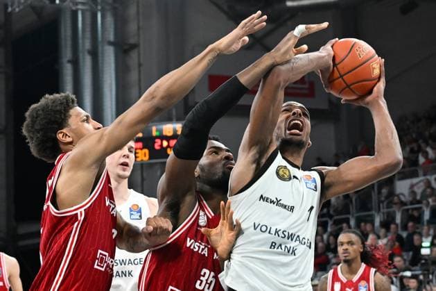BAMBERG 06 03 2026 Basketball easycredit 1 Basketball Bundesliga 22 Matchday Bamberg Baskets vs Basketball Lions Braunschweig David NGuessan 1, Basketball Lions Braunschweig vs Ejofor Onu 35, Bamberg Baskets and Demarcus Demonia 8, Bamberg Baskets Bamberg Baskets vs Basketball Lions Braunschweig