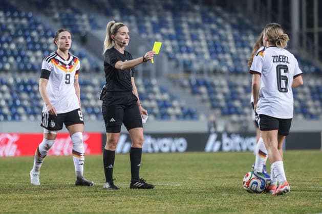 Soccer Women U23 international match Germany Belgium on 06 03 2026 at Lohrheidestadion in Bochum Referee Julia Boike Germany , left shows Sofie Zdebel Germany , right shows the yellow card DFB regulations prohibit any use of photographs as image sequences and or quasi video xJRx
