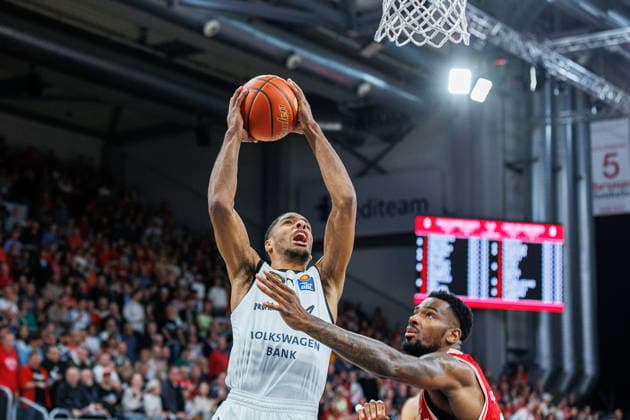 David NGuessan Basketball Loewen Braunschweig, 01 , Ejiofor Onu BMA365 Bamberg Baskets, 35 , BMA365 Bamberg Baskets vs Basketball Loewen Braunschweig, Basketball, easyCredit BBL, 22 Matchday, 06 03 2026 BMA365 Bamberg Baskets vs Basketball Loewen Braunschweig, Basketball, easyCredit BBL, 22 Matchday, 06 03 2026 Bamberg Copyright: xEibner-Pressefoto G.xSantemizx EP_EER