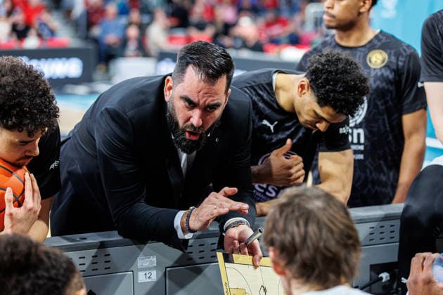 Ramon Diaz Sanchez Basketball Loewen Braunschweig, Coach , Timeout, BMA365 Bamberg Baskets vs Basketball Loewen Braunschweig, Basketball, easyCredit BBL, 22 Matchday, 06 03 2026 BMA365 Bamberg Baskets vs Basketball Loewen Braunschweig, Basketball, easyCredit BBL, 22 Matchday, 06 03 2026 Bamberg Copyright: xEibner-Pressefoto G.xSantemizx EP_EER