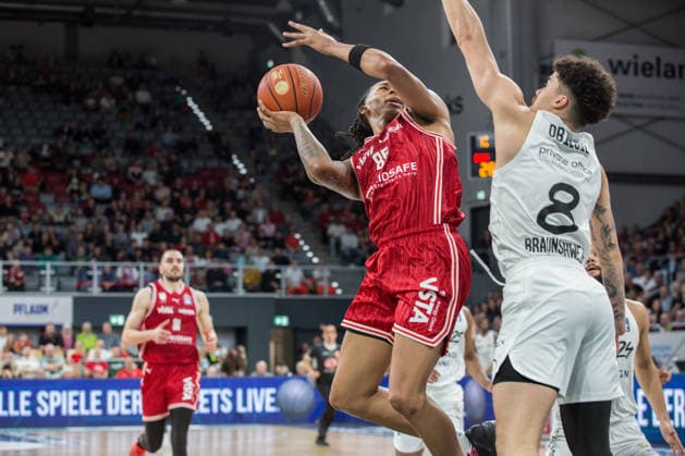 Bamberg, Germany 06 March 2026 1 BBL 2025 2026 BMA365 Bamberg Baskets vs Basketball Lions Braunschweig Pictured from left Austin Crowley vs Joshua Obiesie Braunschweig Bamberg Brose Arena Bayern Copyright: xFotostandx xSchmittx