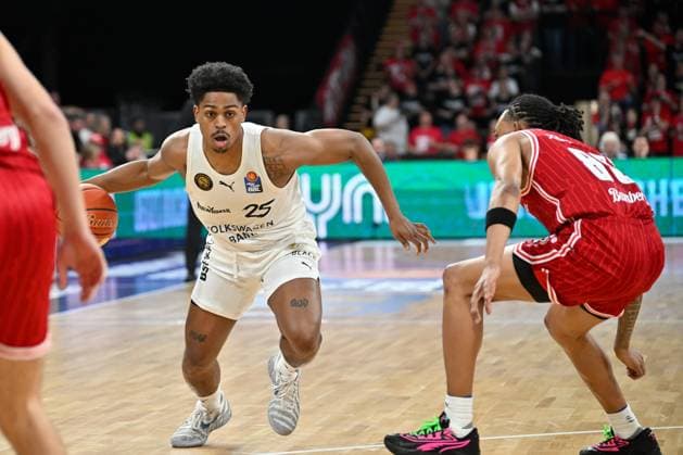 BAMBERG 06 03 2026 Basketball easycredit 1 Basketball Bundesliga 22 Matchday Bamberg Baskets vs Basketball Lions Braunschweig Grant Sherfield 25, Basketball Lions Braunschweig moves to the basket against Austin Crowley 85, Bamberg Baskets Bamberg Baskets vs Basketball Lions Braunschweig