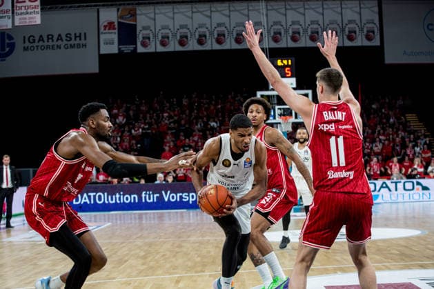 Bamberg, Germany 06 March 2026 1 BBL 2025 2026 BMA365 Bamberg Baskets vs Basketball Lions Braunschweig In the picture David NGuessan Braunschweig moves through the Bamberg zone Brose Arena Bayern Copyright: xFotostandx xSchmittx