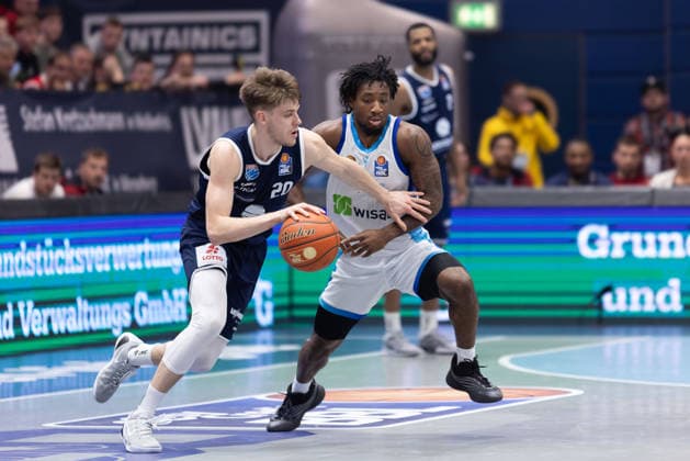 Perttu Blomgren MBC, 20 , Isaiah Swope Skyliners, 1 , Syntainics MBC vs Skyliners Frankfurt, Basketball, 1 Bundesliga, Men, 22 Matchday, Main Round, Season 2025 26, 06 03 2026 Weißenfels Stadthalle Sachsen Anhalt Germany