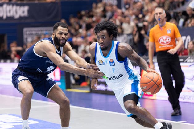 Andrew Harrison MBC, 2 , Isaiah Swope Skyliners, 1 , Syntainics MBC vs Skyliners Frankfurt, Basketball, 1 Bundesliga, Men, 22 Matchday, Main Round, Season 2025 26, 06 03 2026 Weißenfels Stadthalle Sachsen Anhalt Germany