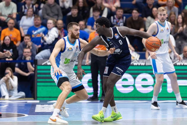 Radii Caisin Skyliners, 16 , Khyri Thomas MBC, 0 , Syntainics MBC vs Skyliners Frankfurt, Basketball, 1 Bundesliga, Men, 22 Matchday, Main Round, Season 2025 26, 06 03 2026 Weißenfels Stadthalle Sachsen Anhalt Germany