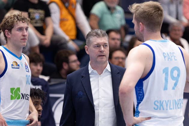 Jacob Holt Skyliners, 10 , Klaus Perwas Head Coach, Skyliners , Till Pape Skyliners, 19 , Syntainics MBC vs Skyliners Frankfurt, Basketball, 1 Bundesliga, Men, 22 Matchday, Main Round, Season 2025 26, 06 03 2026 Weißenfels Stadthalle Sachsen Anhalt Germany