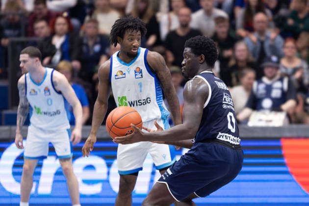 Isaiah Swope Skyliners, 1 , Khyri Thomas MBC, 0 , Syntainics MBC vs Skyliners Frankfurt, Basketball, 1 Bundesliga, Men, 22 Matchday, Main Round, Season 2025 26, 06 03 2026 Weißenfels Stadthalle Sachsen Anhalt Germany