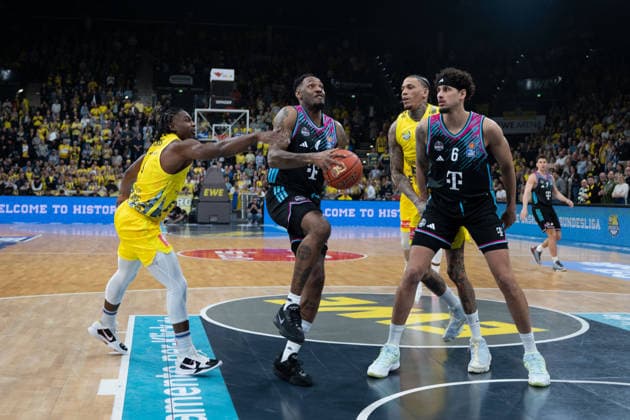 GER, Basketball, easy Credit BBL, EWE Baskets Oldenburg vs Telekom Baskets Bonn 06 03 2026, EWE Arena, Oldenburg, GER, easy Credit BBL, EWE Baskets Oldenburg vs Telekom Baskets Bonn, pictured Jeff GARRETT JR Telekom Baskets Bonn 4 Michael KESSENS Telekom Baskets Bonn 6 Chris CLEMONS EWE Baskets Oldenburg 3 Michale KYSER EWE Baskets Oldenburg 12 nordphotoxgmbhx xRojahn nph00310