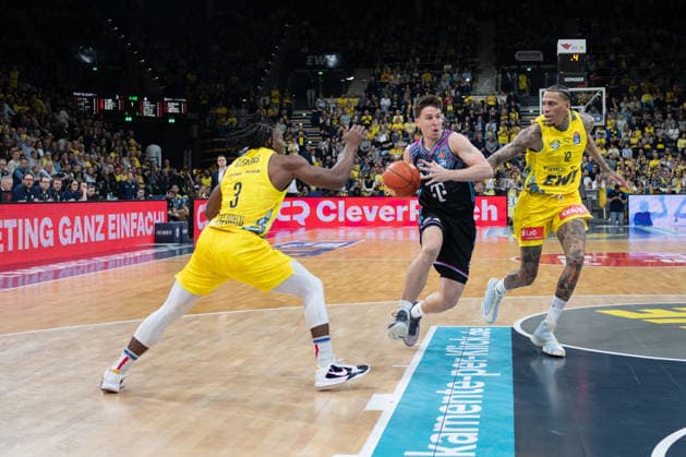 GER, Basketball, easy Credit BBL, EWE Baskets Oldenburg vs Telekom Baskets Bonn 06 03 2026, EWE Arena, Oldenburg, GER, easy Credit BBL, EWE Baskets Oldenburg vs Telekom Baskets Bonn, in the picture Grayson MURPHY Telekom Baskets Bonn 7 Chris CLEMONS EWE Baskets Oldenburg 3 Michale KYSER EWE Baskets Oldenburg 12 nordphotoxgmbhx xRojahn nph00310