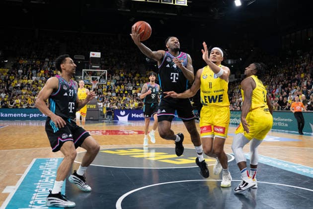 GER, Basketball, easy Credit BBL, EWE Baskets Oldenburg vs Telekom Baskets Bonn 06 03 2026, EWE Arena, Oldenburg, GER, easy Credit BBL, EWE Baskets Oldenburg vs Telekom Baskets Bonn, pictured Jeff GARRETT JR Telekom Baskets Bonn 4 Nicholas TISCHLER EWE Baskets Oldenburg 11 nordphotoxgmbhx xRojahn nph00310