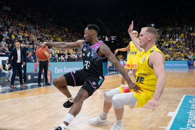 GER, Basketball, easy Credit BBL, EWE Baskets Oldenburg vs Telekom Baskets Bonn 06 03 2026, EWE Arena, Oldenburg, GER, easy Credit BBL, EWE Baskets Oldenburg vs Telekom Baskets Bonn, pictured Jeff GARRETT JR Telekom Baskets Bonn 4 Seth HINRICHS EWE Baskets Oldenburg 21 nordphotoxgmbhx xRojahn nph00310