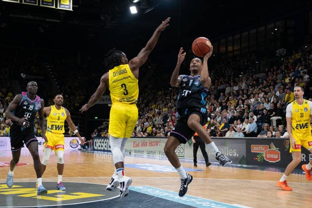 GER, Basketball, easy Credit BBL, EWE Baskets Oldenburg vs Telekom Baskets Bonn 06 03 2026, EWE Arena, Oldenburg, GER, easy Credit BBL, EWE Baskets Oldenburg vs Telekom Baskets Bonn, pictured Jalen FINCH Telekom Baskets Bonn 0 Chris CLEMONS EWE Baskets Oldenburg 3 nordphotoxgmbhx xRojahn nph00310