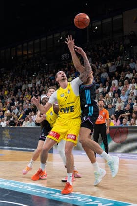 GER, Basketball, easy Credit BBL, EWE Baskets Oldenburg vs Telekom Baskets Bonn 06 03 2026, EWE Arena, Oldenburg, GER, easy Credit BBL, EWE Baskets Oldenburg vs Telekom Baskets Bonn, pictured Tomislav ZUBCIC EWE Baskets Oldenburg 33 Michael KESSENS Telekom Baskets Bonn 6 nordphotoxgmbhx xRojahn nph00310