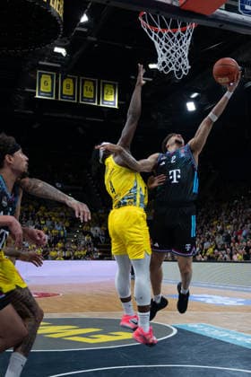 GER, Basketball, easy Credit BBL, EWE Baskets Oldenburg vs Telekom Baskets Bonn 06 03 2026, EWE Arena, Oldenburg, GER, easy Credit BBL, EWE Baskets Oldenburg vs Telekom Baskets Bonn, pictured Alijah COMITHIER Telekom Baskets Bonn 2 Brain FOBBS EWE Baskets Oldenburg 4 nordphotoxgmbhx xRojahn nph00310
