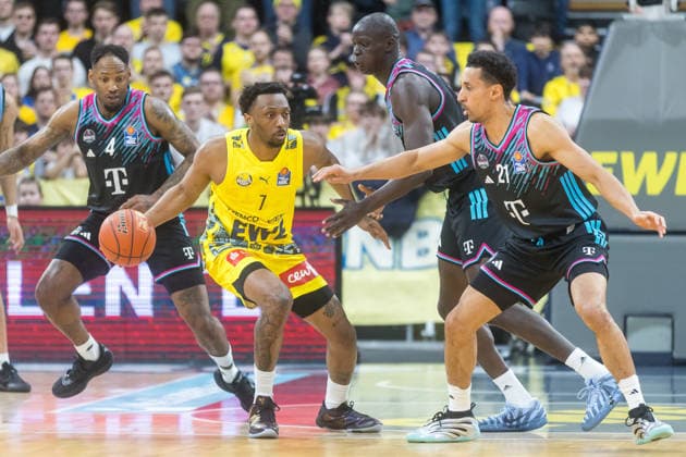 Oldenburg, Lower Saxony, DEU, 06 03 2026, Dakarai Tucker center, EWE Baskets Oldenburg , Joel Aminu right, Telekom Baskets Bonn , Jeff Garrett Jr left, Telekom Baskets Bonn EWE Baskets Oldenburg vs Telekom Baskets Bonn Basketball 1 Basketball Bundesliga Season 2025 2026, 22 Matchday, Grosse EWE Arena EWE Baskets Oldenburg vs Telekom Baskets Bonn www.andreas-burmann.de