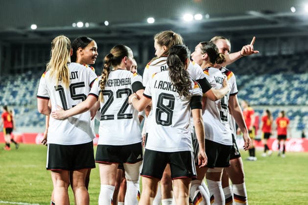 Sport, Football, U23 Womens National Team Season 2025 2026 International match Germany U23 Belgium U23 06 03 2026, Lohrheidestadion Goal celebration Germany after the goal to 2 1 by Luca Birkholz Germany, 18 the players are happy Bochum Wattenscheid Lohrheidestadion Nordrhein Westfalen Germany