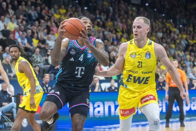 Oldenburg, Lower Saxony, DEU, 06 03 2026, Jeff Garrett Jr left, Telekom Baskets Bonn and Seth Hinrichs right, EWE Baskets Oldenburg , EWE Baskets Oldenburg vs Telekom Baskets Bonn Basketball 1 Basketball Bundesliga Season 2025 2026, 22 Matchday, Grosse EWE Arena EWE Baskets Oldenburg vs Telekom Baskets Bonn www.andreas-burmann.de