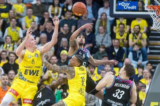 Oldenburg, Lower Saxony, DEU, 06 03 2026, Michael Kessens center, Telekom Baskets Bonn , Michale Kyser center, EWE Baskets Oldenburg , Patrick Heckmann right, Telekom Baskets Bonn and Seth Hinrichs left, EWE Baskets Oldenburg EWE Baskets Oldenburg vs Telekom Baskets Bonn Basketball 1 Basketball Bundesliga Season 2025 2026, 22 Matchday, Grosse EWE Arena EWE Baskets Oldenburg vs Telekom Baskets Bonn www.andreas-burmann.de