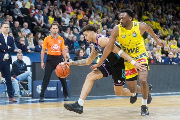 Oldenburg, Lower Saxony, DEU, 06 03 2026, Alijah Comithier left, Telekom Baskets Bonn and Dakarai Tucker right, EWE Baskets Oldenburg EWE Baskets Oldenburg vs Telekom Baskets Bonn Basketball 1 Basketball Bundesliga Season 2025 2026, 22 Matchday, Grosse EWE Arena EWE Baskets Oldenburg vs Telekom Baskets Bonn www.andreas-burmann.de
