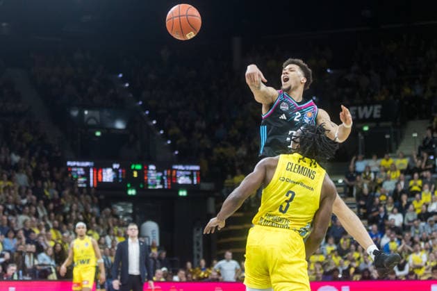 Oldenburg, Lower Saxony, DEU, 06 03 2026, Alijah Comithier Telekom Baskets Bonn and Christopher Clemons EWE Baskets Oldenburg , EWE Baskets Oldenburg vs Telekom Baskets Bonn Basketball 1 Basketball Bundesliga Season 2025 2026, 22 Matchday, Grosse EWE Arena EWE Baskets Oldenburg vs Telekom Baskets Bonn www.andreas-burmann.de