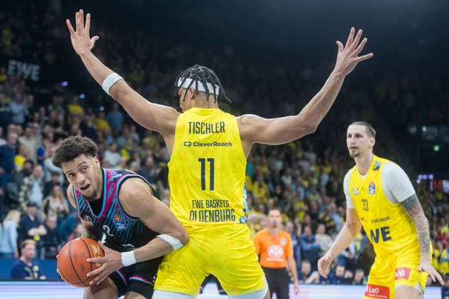Oldenburg, Lower Saxony, DEU, 06 03 2026, Alijah Comithier left, Telekom Baskets Bonn , Nicholas Tischler center, EWE Baskets Oldenburg and Tomislav Zubcic right, EWE Baskets Oldenburg , EWE Baskets Oldenburg vs Telekom Baskets Bonn Basketball 1 Basketball Bundesliga Season 2025 2026, 22 Matchday, Grosse EWE Arena EWE Baskets Oldenburg vs Telekom Baskets Bonn www.andreas-burmann.de