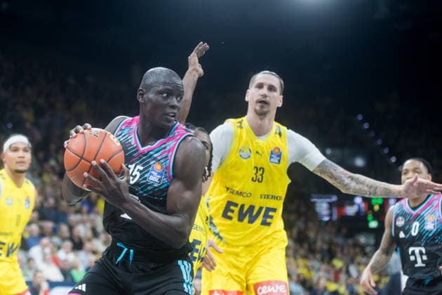 Oldenburg, Lower Saxony, DEU, 06 03 2026, Kur Jongkuch left, Telekom Baskets Bonn and Tomislav Zubcic right, EWE Baskets Oldenburg , EWE Baskets Oldenburg vs Telekom Baskets Bonn Basketball 1 Basketball Bundesliga Season 2025 2026, 22 Matchday, Grosse EWE Arena EWE Baskets Oldenburg vs Telekom Baskets Bonn www.andreas-burmann.de
