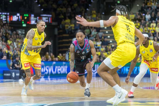 Oldenburg, Lower Saxony, DEU, 06 03 2026, Jalen Finch center, Telekom Baskets Bonn , Nicholas Tischler right, EWE Baskets Oldenburg and Michale Kyser left, EWE Baskets Oldenburg EWE Baskets Oldenburg vs Telekom Baskets Bonn Basketball 1 Basketball Bundesliga Season 2025 2026, 22 Matchday, Grosse EWE Arena EWE Baskets Oldenburg vs Telekom Baskets Bonn www.andreas-burmann.de