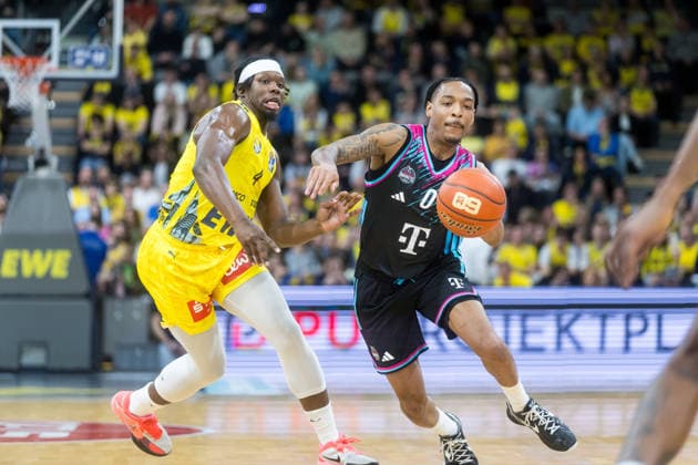 Oldenburg, Lower Saxony, DEU, 06 03 2026, Jalen Finch right, Telekom Baskets Bonn and Brian Fobbs left, EWE Baskets Oldenburg , EWE Baskets Oldenburg vs Telekom Baskets Bonn Basketball 1 Basketball Bundesliga Season 2025 2026, 22 Matchday, Grosse EWE Arena EWE Baskets Oldenburg vs Telekom Baskets Bonn www.andreas-burmann.de