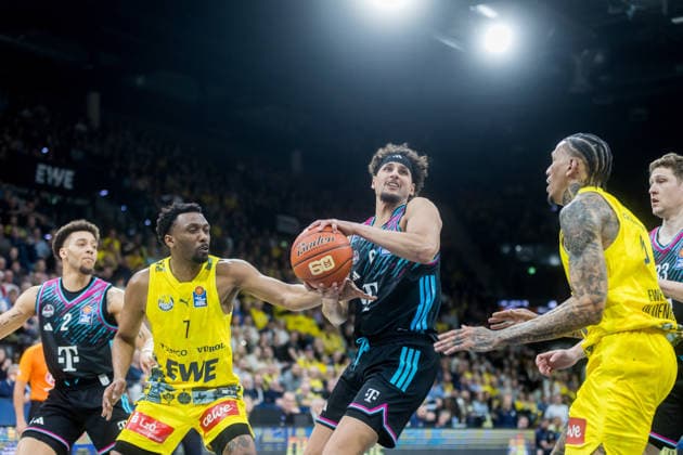 Oldenburg, Lower Saxony, DEU, 06 03 2026, Michael Kessens right, Telekom Baskets Bonn , Dakarai Tucker center, EWE Baskets Oldenburg and Alijah Comithier left, Telekom Baskets Bonn , EWE Baskets Oldenburg vs Telekom Baskets Bonn Basketball 1 Basketball Bundesliga Season 2025 2026, 22 Matchday, Grosse EWE Arena EWE Baskets Oldenburg vs Telekom Baskets Bonn www.andreas-burmann.de