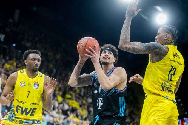 Oldenburg, Lower Saxony, DEU, 06 03 2026, Michael Kessens center, Telekom Baskets Bonn , Michale Kyser right, EWE Baskets Oldenburg , Dakarai Tucker left, EWE Baskets Oldenburg and Alijah Comithier left, Telekom Baskets Bonn EWE Baskets Oldenburg vs Telekom Baskets Bonn Basketball 1 Basketball Bundesliga Season 2025 2026, 22 Matchday, Grosse EWE Arena EWE Baskets Oldenburg vs Telekom Baskets Bonn www.andreas-burmann.de
