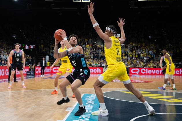 GER, Basketball, easy Credit BBL, EWE Baskets Oldenburg vs Telekom Baskets Bonn 06 03 2026, EWE Arena, Oldenburg, GER, easy Credit BBL, EWE Baskets Oldenburg vs Telekom Baskets Bonn, pictured Alijah COMITHIER Telekom Baskets Bonn 2 Nicholas TISCHLER EWE Baskets Oldenburg 11 nordphotoxgmbhx xRojahn nph00310
