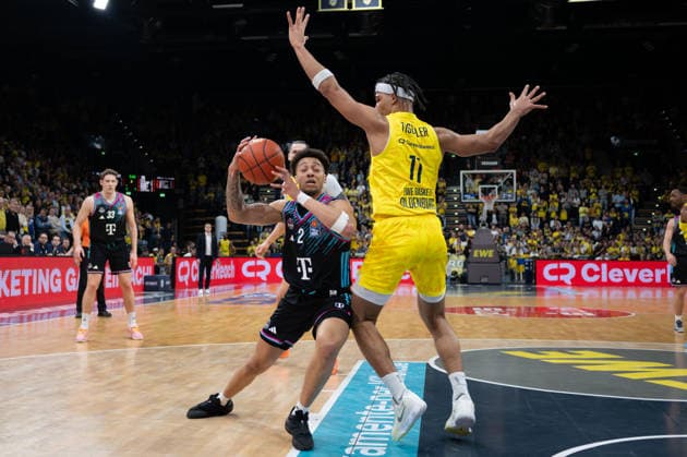 GER, Basketball, easy Credit BBL, EWE Baskets Oldenburg vs Telekom Baskets Bonn 06 03 2026, EWE Arena, Oldenburg, GER, easy Credit BBL, EWE Baskets Oldenburg vs Telekom Baskets Bonn, pictured Alijah COMITHIER Telekom Baskets Bonn 2 Nicholas TISCHLER EWE Baskets Oldenburg 11 nordphotoxgmbhx xRojahn nph00310