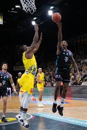 GER, Basketball, easy Credit BBL, EWE Baskets Oldenburg vs Telekom Baskets Bonn 06 03 2026, EWE Arena, Oldenburg, GER, easy Credit BBL, EWE Baskets Oldenburg vs Telekom Baskets Bonn, in the picture Jeff GARRETT JR Telekom Baskets Bonn 4 Chris CLEMONS EWE Baskets Oldenburg 3 nordphotoxgmbhx xRojahn nph00310