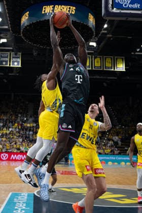 GER, Basketball, easy Credit BBL, EWE Baskets Oldenburg vs Telekom Baskets Bonn 06 03 2026, EWE Arena, Oldenburg, GER, easy Credit BBL, EWE Baskets Oldenburg vs Telekom Baskets Bonn, in the picture Kur JONGKUCH Telekom Baskets Bonn 15 Chris CLEMONS EWE Baskets Oldenburg 3 Tomislav ZUBCIC EWE Baskets Oldenburg 33 nordphotoxgmbhx xRojahn nph00310