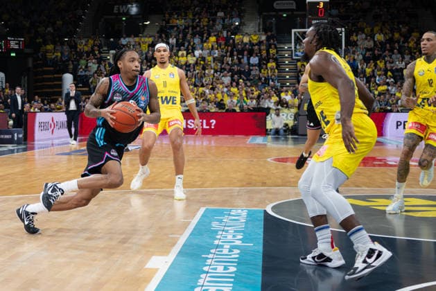GER, Basketball, easy Credit BBL, EWE Baskets Oldenburg vs Telekom Baskets Bonn 06 03 2026, EWE Arena, Oldenburg, GER, easy Credit BBL, EWE Baskets Oldenburg vs Telekom Baskets Bonn, pictured Jalen FINCH Telekom Baskets Bonn 0 Chris CLEMONS EWE Baskets Oldenburg 3 nordphotoxgmbhx xRojahn nph00310