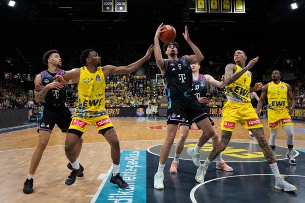 GER, Basketball, easy Credit BBL, EWE Baskets Oldenburg vs Telekom Baskets Bonn 06 03 2026, EWE Arena, Oldenburg, GER, easy Credit BBL, EWE Baskets Oldenburg vs Telekom Baskets Bonn, pictured Michael KESSENS Telekom Baskets Bonn 6 Dakarai TUCKER EWE Baskets Oldenburg 7 Michale KYSER EWE Baskets Oldenburg 12 Patrick HECKMANN Telekom Baskets Bonn 33 nordphotoxgmbhx xRojahn nph00310