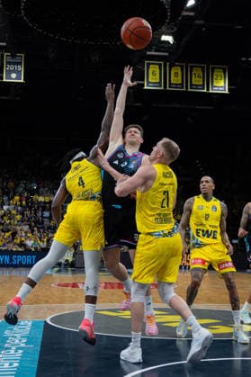 GER, Basketball, easy Credit BBL, EWE Baskets Oldenburg vs Telekom Baskets Bonn 06 03 2026, EWE Arena, Oldenburg, GER, easy Credit BBL, EWE Baskets Oldenburg vs Telekom Baskets Bonn, pictured Patrick HECKMANN Telekom Baskets Bonn 33 Brain FOBBS EWE Baskets Oldenburg 4 Seth HINRICHS EWE Baskets Oldenburg 21 nordphotoxgmbhx xRojahn nph00310