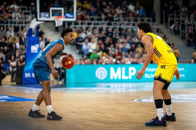 Game action with Eric Reed Jr 43 MLP Academics Heidelberg and an Alba Berlin player in yellow jersey easyCredit BBL MLP Academics Heidelberg - Alba Berlin 06 03 2026 Copyright: xspeedshotx