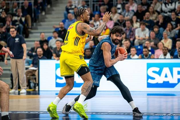 Scene with Marcel Keßen 15 MLP Academics Heidelberg in yellow jersey in action against a player in blue jersey easyCredit BBL MLP Academics Heidelberg - Alba Berlin 06 03 2026 Copyright: xspeedshotx