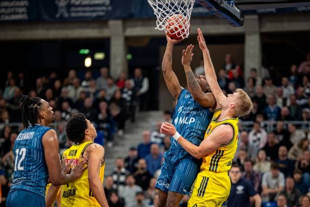 Game action with Osun Osunniyi 12 MLP Academics Heidelberg throwing while Jack Kayil 7 Alba Berlin and Jonas Mattisseck 9 Alba Berlin defend easyCredit BBL MLP Academics Heidelberg - Alba Berlin 06 03 2026 Copyright: xspeedshotx