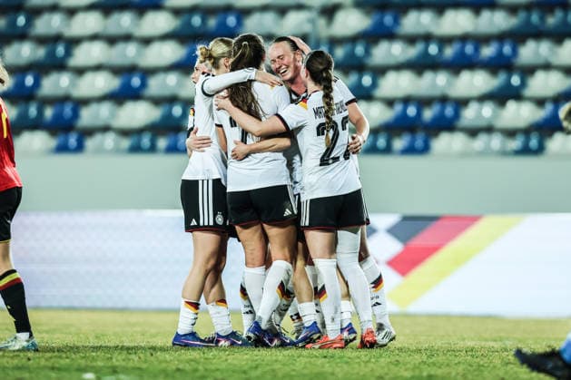 Sport, Football, U23 Womens National Team Season 2025 2026 International match Germany U23 Belgium U23 06 03 2026, Lohrheidestadion Goal celebration Germany after the goal to 3 2 by Luca Birkholz Germany, 18 the players are happy Bochum Wattenscheid Lohrheidestadion Nordrhein Westfalen Germany