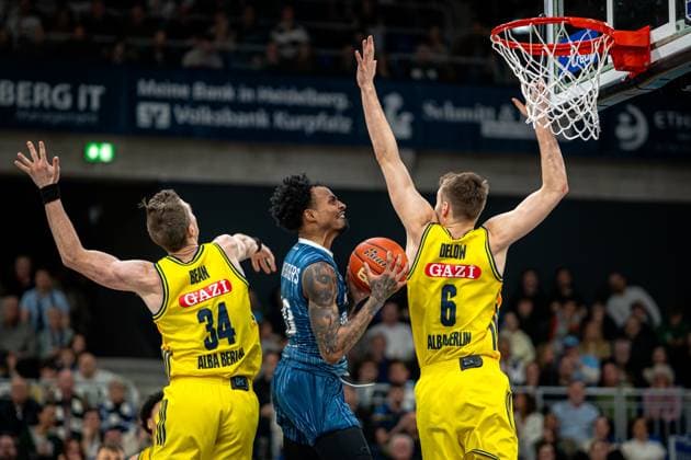 Scene with Niklas Würzner 2 MLP Academics Heidelberg between Justin Bean 34 Alba Berlin and Malte Delow 6 Alba Berlin under the basket easyCredit BBL MLP Academics Heidelberg - Alba Berlin 06 03 2026 Copyright: xspeedshotx