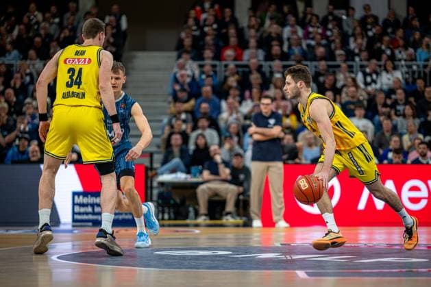 Game action with Justin Bean 34 Alba Berlin and Niklas Würzner 2 MLP Academics Heidelberg easyCredit BBL MLP Academics Heidelberg - Alba Berlin 06 03 2026 Copyright: xspeedshotx