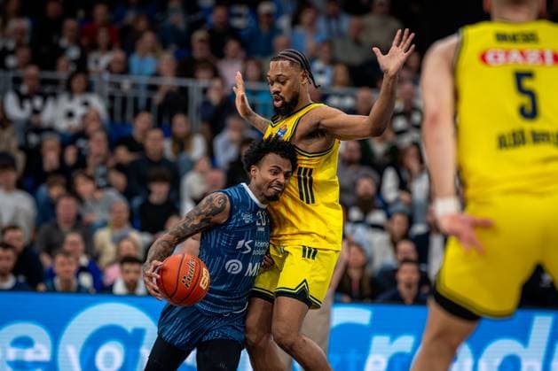 Scene with Michael Weathers 20 MLP Academics Heidelberg and Sam Griesel 5 Alba Berlin in an intense duel easyCredit BBL MLP Academics Heidelberg - Alba Berlin 06 03 2026 Copyright: xspeedshotx
