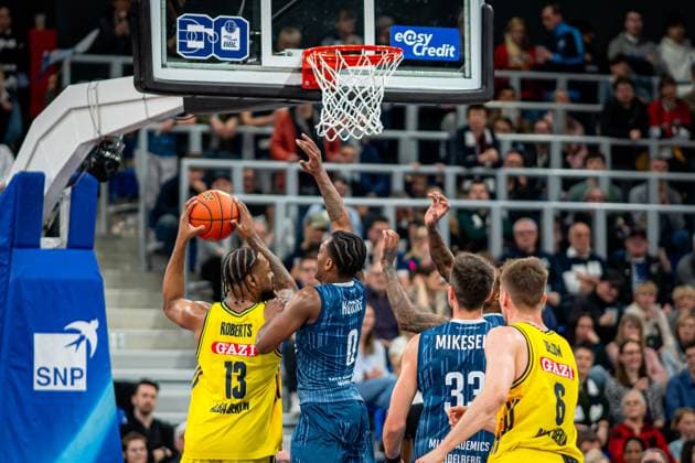 Play action with Jwan Roberts 13 Alba Berlin and DJ Horne 0 MLP Academics Heidelberg as well as Ryan Mikesell 33 MLP Academics Heidelberg and Malte Delow 6 Alba Berlin under the basket easyCredit BBL MLP Academics Heidelberg - Alba Berlin 06 03 2026 Copyright: xspeedshotx