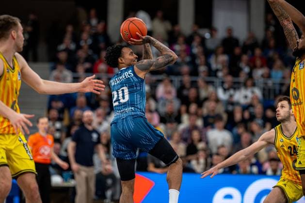 Game action with Michael Weathers 20 MLP Academics Heidelberg against several players from Alba Berlin easyCredit BBL MLP Academics Heidelberg - Alba Berlin 06 03 2026 Copyright: xspeedshotx