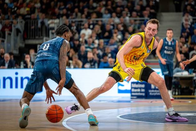 Scene with Jack Kayil 7 Alba Berlin and Paul Zipser 9 MLP Academics Heidelberg in an intense duel easyCredit BBL MLP Academics Heidelberg - Alba Berlin 06 03 2026 Copyright: xspeedshotx